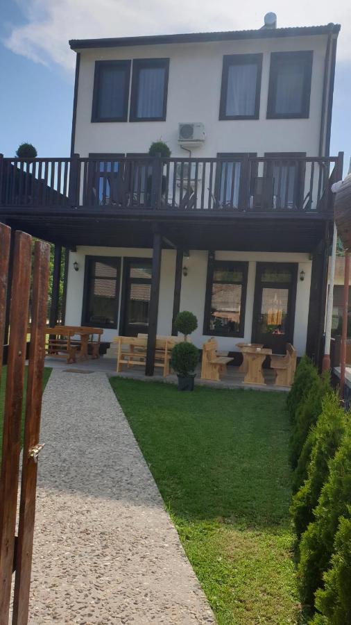 Бялата Къща Hotel Chakalarovo Ngoại thất bức ảnh