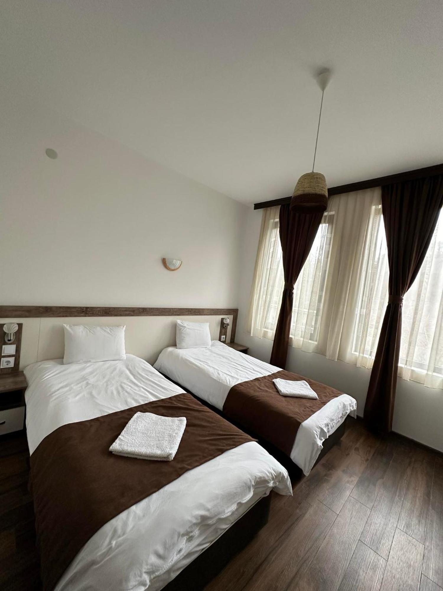 Бялата Къща Hotel Chakalarovo Ngoại thất bức ảnh