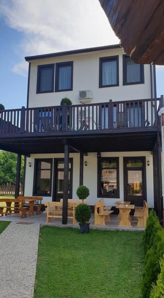Бялата Къща Hotel Chakalarovo Ngoại thất bức ảnh