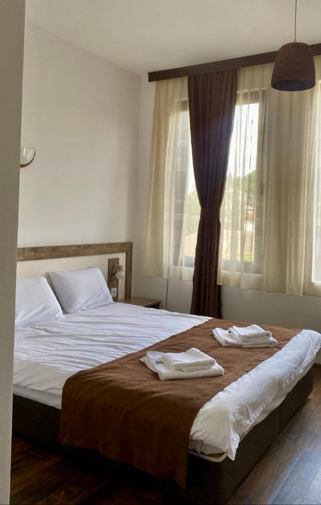 Бялата Къща Hotel Chakalarovo Ngoại thất bức ảnh